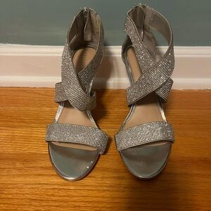 Kelly and Katie Shimmering Silver Women's Heels bridal special occasion sz 8.5